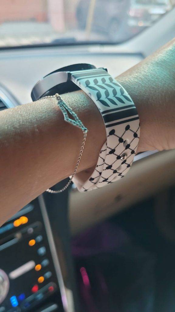 A zamani customer wearing the Keffiyeh band at the wheel